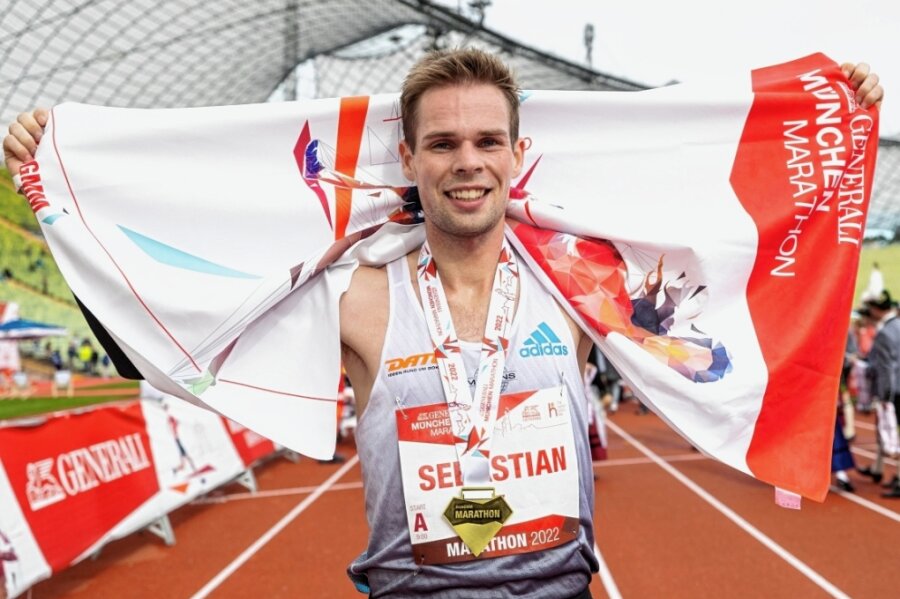 Sebastian Hendel: Was so alles hinter seinem starken Marathon-Debüt steckt - Die Strapazen der 42,195 Kilometer waren Sebastian Hendel im Münchener Olympiastadion genauso anzusehen wie die Freude und die Erleichterung über seinen grandiosen ersten Marathonlauf. 