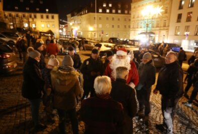 Sechs Anzeigen nach illegaler Kundgebung - Eine Gruppe von Personen hatte sich am Montagabend in Hohenstein-Ernstthal um einen als Weihnachtsmann verkleideten Mann auf dem Altmarkt versammelt. Die Polizei griff ein. 