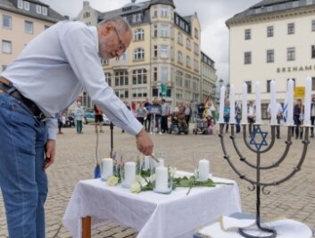 Sechs Kerzen für ermordete Juden - Der Gemeinderatsvorsitzende der Jüdischen Gemeinde Chemnitz, Igor Gurevych, beim Entzünden einer Kerze. 