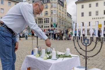 Der Gemeinderatsvorsitzende der Jüdischen Gemeinde Chemnitz, Igor Gurevych, beim Entzünden einer Kerze. 