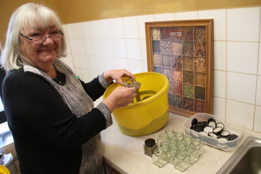 Sechs Salze für die Kräuter der Liebe - In der Kräutersalzmanufaktur "Höllisch Gut" in Schellenberg werden 40 verschiedene Salze angeboten. Elke Holst füllt ihre eigenen Salzmischungen in kleine Gläschen ab. 