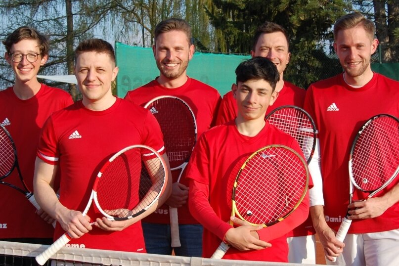 Sechs Teams spielen höherklassig - Franz Weise, Dominic Unger, Frederik Winkelmolen, Nasim Star, Marcus Zschiegner und Daniel Schilling (von links nach rechts) bilden mit David Potuzak und Jan Hruby (nicht im Bild) die erste Männermannschaft der Spielgemeinschaft 1. TC Zwickau/TC Sachsenring Zwickau.