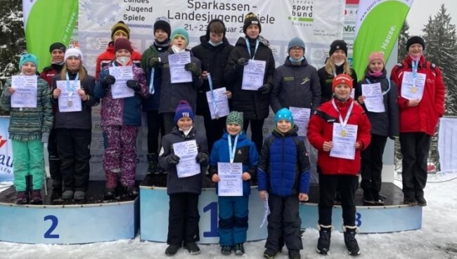Voller Stolz präsentieren Oberwiesenthals Mädchen und Jungen des Rennrodelsports ihre Medaillen und Urkunden in Altenberg. 