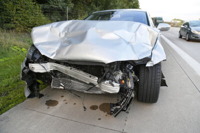 Sechs Verletzte bei Auffahrunfall auf der A4 - Der zerstörte VW.