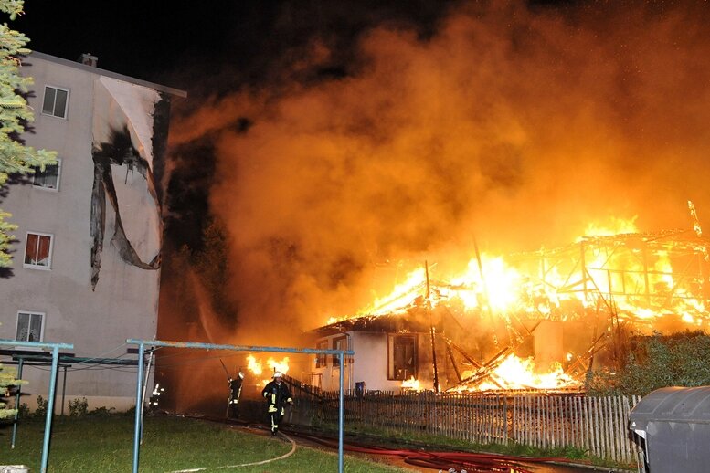 Sechs Verletzte bei Großbrand in Marienberger Gaststätte "Bauernstube" - Brandschaden entstand auch an der Fassade eines nahegelegenen Mehrfamilienhauses.