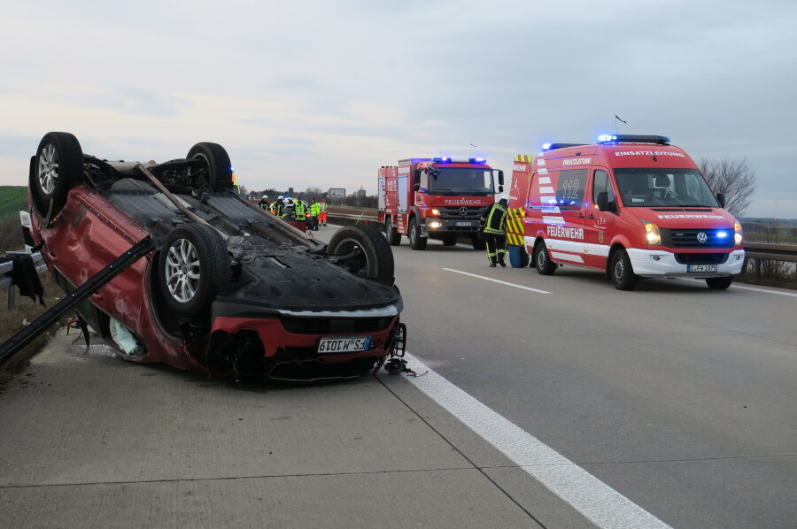Sechs Verletzte bei Kollision auf A72 - darunter drei Kinder - Ein Kia ist bei einem Unfall auf der A 72 zwischen Zwickau-Ost und Hartenstein auf dem Dach gelandet.
