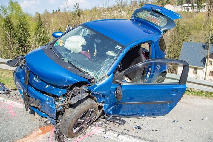 Sechs Verletzte bei Unfall auf B 95 bei Bärenstein - Der Aufprall war so stark, dass es den Toyota auf die Leitplanke schleuderte.