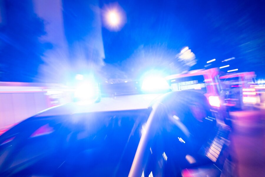 Sechs Verletzte bei Unfall mit drei Autos - Ein Streifenwagen der Polizei steht mit Blaulicht an einem Einsatzort.