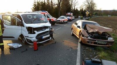 Sechs Verletzte bei Unfall mit Kleinbus - 