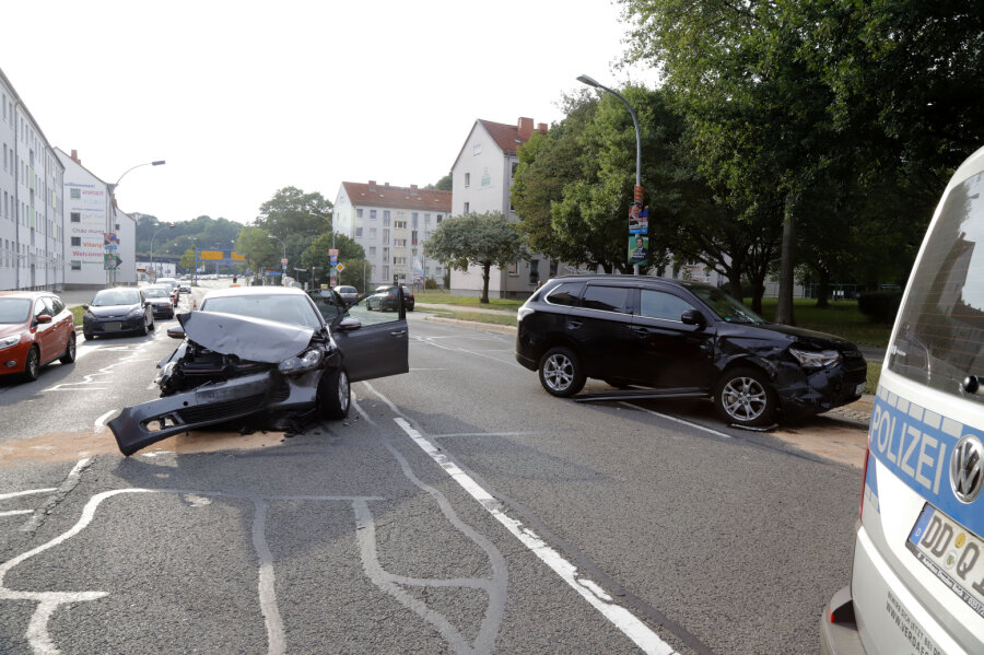 Sechs Verletzte nach Unfall auf Kreuzung - Beim Abbiegen auf die Gustav-Freytag-Straße ist der VW mit dem bevorrechtigten Mitsubishi zusammengestoßen.