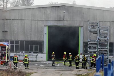 Sechs Verletzte nach Verpuffung in St. Egidien - Großeinsatz von Feuerwehr und Rettungskräften - Dichter Qualm zog am Donnerstagnachmittag aus dieser Produktionshalle an der Lungwitzer Straße. 