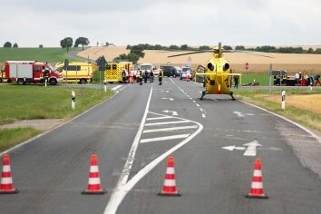 Sechs Verletzte nach Zusammenstoß - Ein Rettungshubschrauber kam beim Unfall in Langhennersdorf zum Einsatz. 