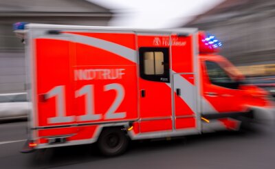 Sechsjährige von Auto angefahren und schwer verletzt - Ein Rettungswagen fährt mit Blaulicht zu einem Einsatz.