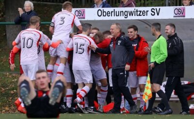 Sechsmal Heimrecht für Westsachsen - Am vergangenem Spieltag hatten die Fußballer des Oberlungwitzer SV beim 3:0-Sieg gegen Zwickau Grund zum Jubeln. Ob sie sich nach der Partie gegen Schneeberg wieder in den Armen liegen? 