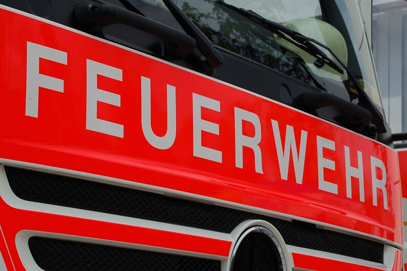 Sechsstelliger Sachschaden nach Lagerhallenbrand in Cainsdorf - 