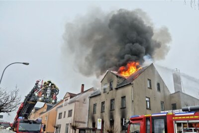 Sechsstelliger Schaden nach Brand in Rußdorf - Das ausgebrannte Gebäude an der Waldenburger Straße befindet sich ineinem desolaten Zustand. Gutachter prüfen einen Abriss. 