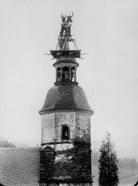 Sechste Generation folgt dem Urururgroßvater - 
              <p class="artikelinhalt">Arbeiten auf dem Tannenberger Kirchturm 1897. Oben rechts: Gründer Julius Stopp. </p>
            