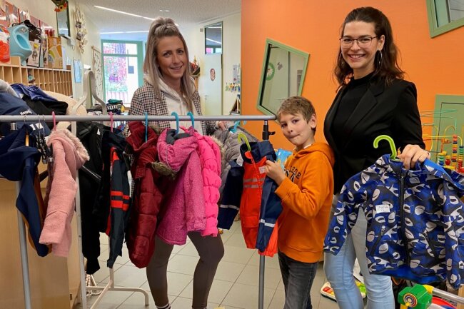 Susann Gränitz (r.), ihr achtjähriger Sohn Nick, und Sandy Scholz haben beim Kinderkleiderbasar in Lauenhain am Samstag darauf geachtet, dass die Sachen zum Verkauf immer ordentlich präsentiert werden.