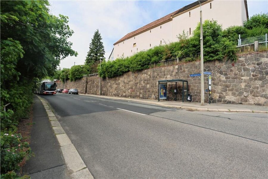 SED-Geld für Straßenbau im Landkreis Zwickau - 54.000 Euro an ehemaligem SED-Geld flossen in den Bau einer Stützmauer an der Inneren Zwickauer Straße.