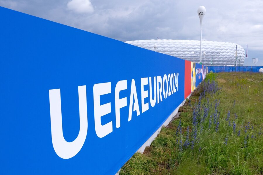 Seelöwin aus Zoo orakelt Remis zum Auftakt der Fußball-EM - Ein Mauer mit der Aufschrift „UEFA EURO 2024“.