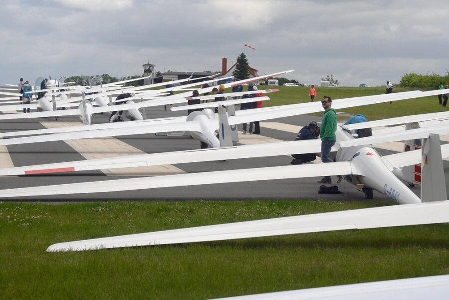 Segelflieger stehen auf dem Flugplatz Auerbach Schlange - Auch Warten gehört dazu: Die Segelflieger müssen sich aufstellen, um nach und nach in die Luft zu kommen. Geflogen wird in etwa 600 Meter Höhe, mit Sonnenenergie. 