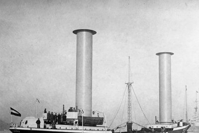 Segelschiffe ohne Segel - Das Pilotprojekt: Der Dreimastschoner Buckau wurde 1924 als erstes Schiff mit Flettner-Rotoren ausgestattet. Er erwies sich als hochseetauglich und sorgte überall dort, wo er anlegte, für Aufsehen. 