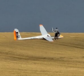 Segler strandet auf einem Vogtland-Feld - Ein Segelflieger landete Mittwochnachmittag unplanmäßig auf einem Feld in Thoßfell. 