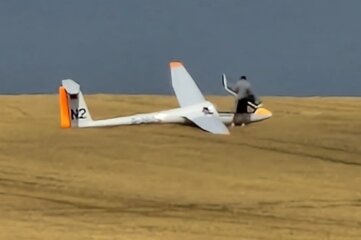 Ein Segelflieger landete Mittwochnachmittag unplanmäßig auf einem Feld in Thoßfell. 