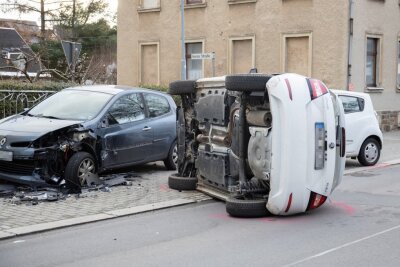Sehma: Skoda-Fahrerin kracht in parkende Autos - 