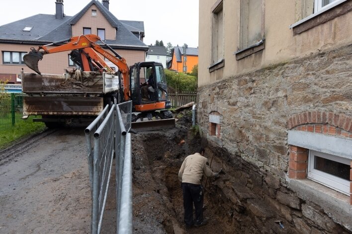 Sehmatal sucht neue Wege im kommunalen Wohnungsbau - Momentan finden in der Karlsbader Straße 123 in Sehma weitere Schachtarbeiten zur Trockenlegung statt, eine Hausseite wurde bereits erledigt.