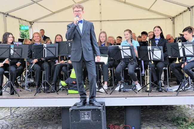 Sehr alt, aber mit jugendlicher Frische: Oederaner Blasorchester feiert 120. Geburtstag - Jonas Ernecke (vorn mit Mikrofon) ist seit 2014 der musikalische Leiter des Klangkörpers. 