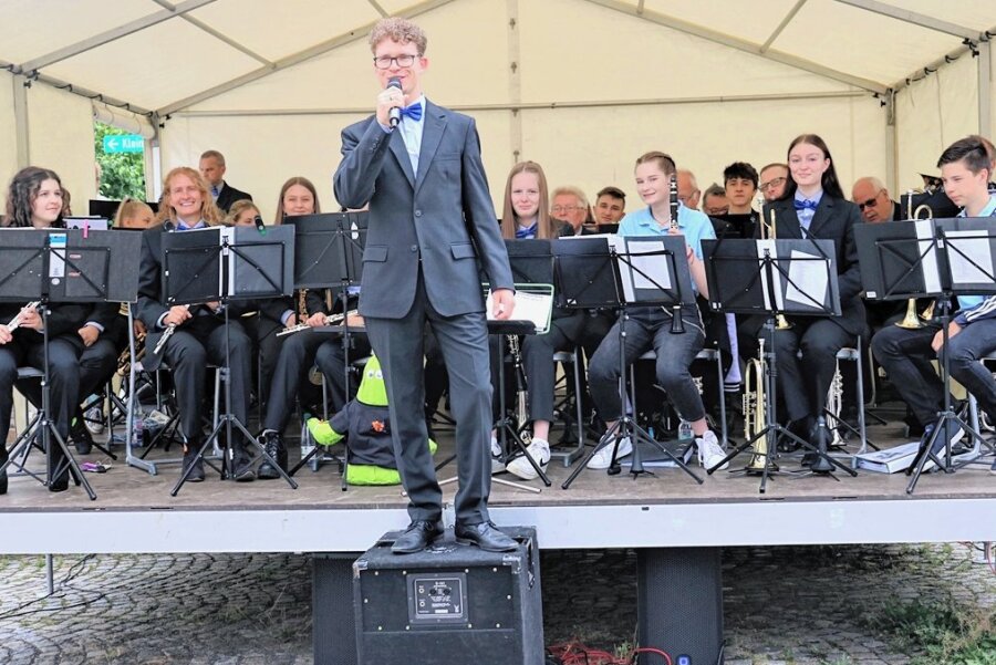 Sehr alt, aber mit jugendlicher Frische: Oederaner Blasorchester feiert 120. Geburtstag - Jonas Ernecke (vorn mit Mikrofon) ist seit 2014 der musikalische Leiter des Klangkörpers. 
