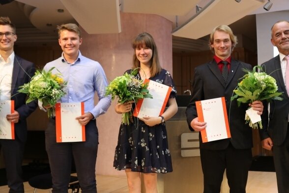 Sehr geehrte Ehrenamtler - Fraureuths Bürgermeister Matthias Topitsch (rechts) mit den diesjährigen Preisträgern des Erich-Glowatzky-Preises.