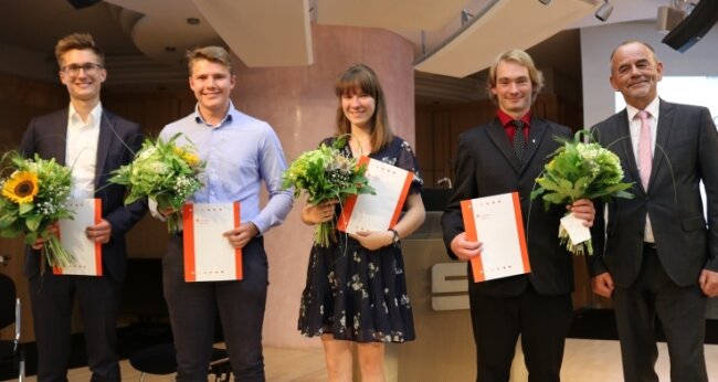 Sehr geehrte Ehrenamtler - Fraureuths Bürgermeister Matthias Topitsch (rechts) mit den diesjährigen Preisträgern des Erich-Glowatzky-Preises.