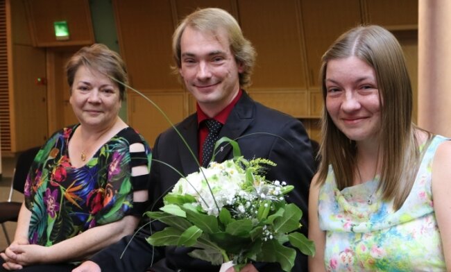 Sehr geehrte Ehrenamtler - Der erste Preisträger, Rico Bernecker, mit Schwester Conny (rechts) und Mutter Steffi im Zwickauer Haus der Sparkasse. 