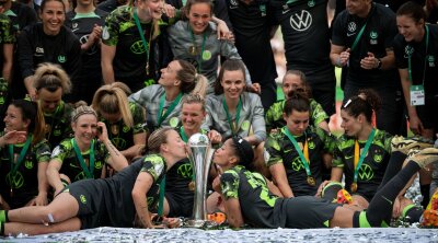 "Sehr stolz": Wolfsburg feiert zehnten Pokaltitel in Serie - Sieggarantie im Pokal: Mit dem 50. Sieg in Folge feiert der VfL Wolfsburg seinen 11. Pokalsieg.