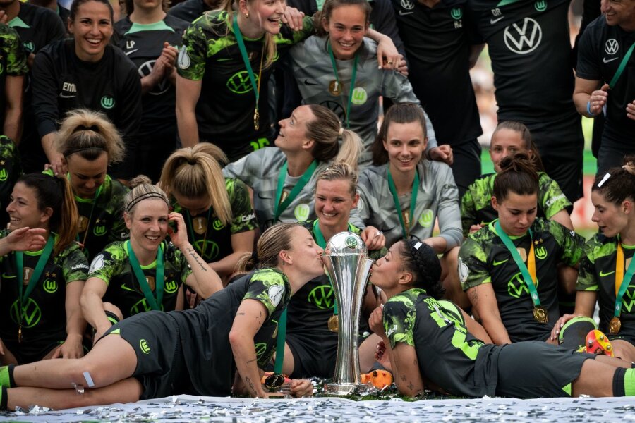 "Sehr stolz": Wolfsburg feiert zehnten Pokaltitel in Serie - Sieggarantie im Pokal: Mit dem 50. Sieg in Folge feiert der VfL Wolfsburg seinen 11. Pokalsieg.
