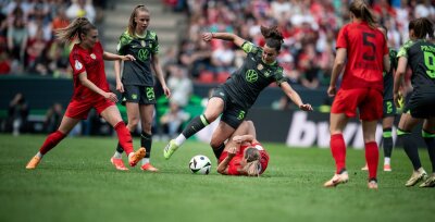 "Sehr stolz": Wolfsburg feiert zehnten Pokaltitel in Serie - Noch in Wolfsburg, bald beim FC Bayern: Lena Oberdorf (M) im Zweikampf.