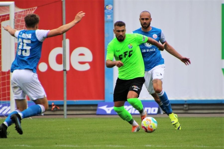 "Sehr viele Totalausfälle": Coach Tiffert kritisiert seinen Chemnitzer FC -  Für CFC-Spieler Niclas Erlbeck (Mitte) war nach 45 Minuten Feierabend. Er hatte zeitig die gelbe Karte gesehen. 