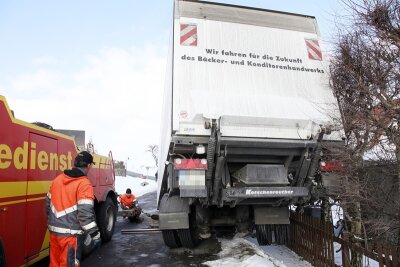 Seifersdorf: Laster verliert Auflieger - 
