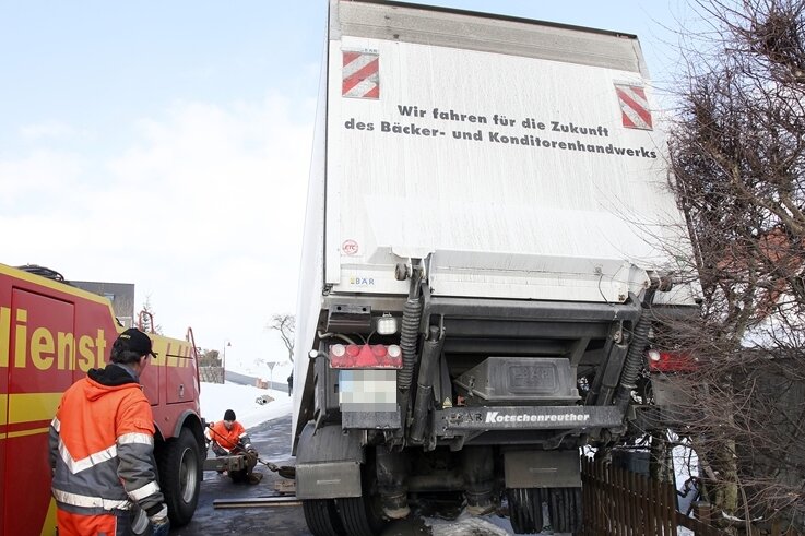 Seifersdorf: Laster verliert Auflieger - 