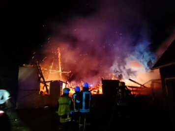 Seifersdorf: Scheune an Dreiseitenhof brennt nieder - 