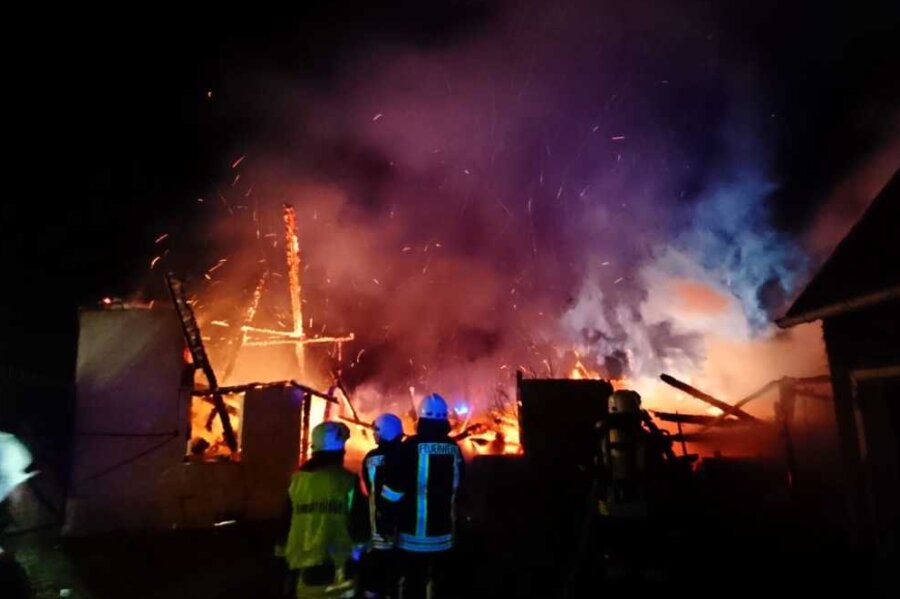 Seifersdorf: Scheune an Dreiseitenhof brennt nieder - 