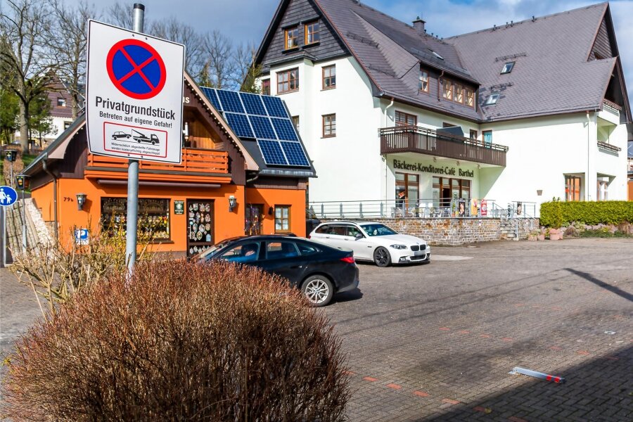 Seiffen: 131,79 Euro für zehn Minuten Parken - Was ist denn da los? - Schild 1: Immer wieder ignorieren Autofahrer das von Jens Lorenz aufgestellte Schild und parken auf seinem Privatgrundstück.