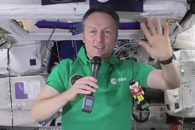Astronaut Matthias Maurer lässt in der Internationalen Raumstation Mini-Nussknacker Wilhelm schweben. 
