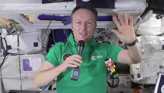 Astronaut Matthias Maurer lässt in der Internationalen Raumstation Mini-Nussknacker Wilhelm schweben. 