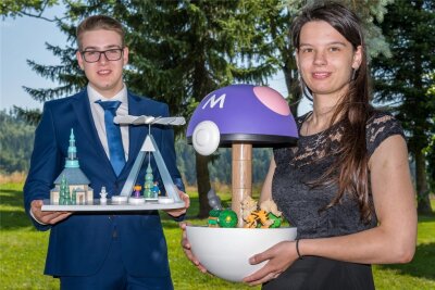 Seiffen: Der Spielzeugmacher vom Dach - Gesellenstücke der Spielzeugmacher: Marie Luise Weißpflog (r.) stellte eine Pokémon-Spieldose her und Robbie Schalling fertigte eine Teelichtpyramide.