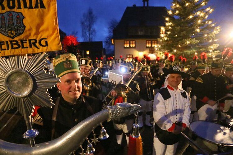Seiffener Bergparade lockt 10.000 Besucher an - 