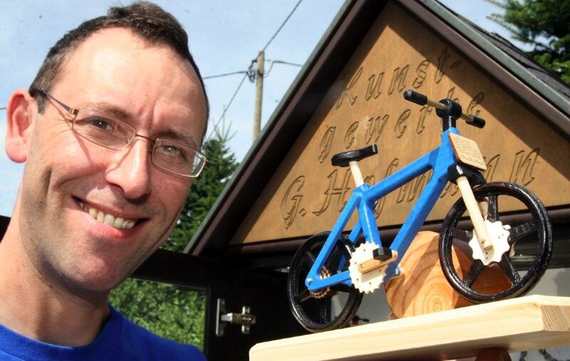 Seiffener steigt vom Motorrad aufs Rad um - 
              <p class="artikelinhalt">Der Seiffener Spielzeugmacher Gerd Hofmann liebt Zweiräder. So hat er nach seinem Räuchermotorrad jetzt ein Räucherbike entwickelt. </p>
            