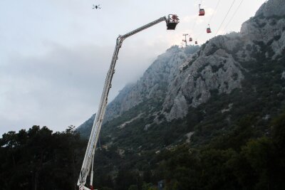 Seilbahnunglück in der Türkei: mehr als 100 Leben gerettet - Ein Rettungsteam arbeitet mit Passagieren einer Seilbahn außerhalb von Antalya.